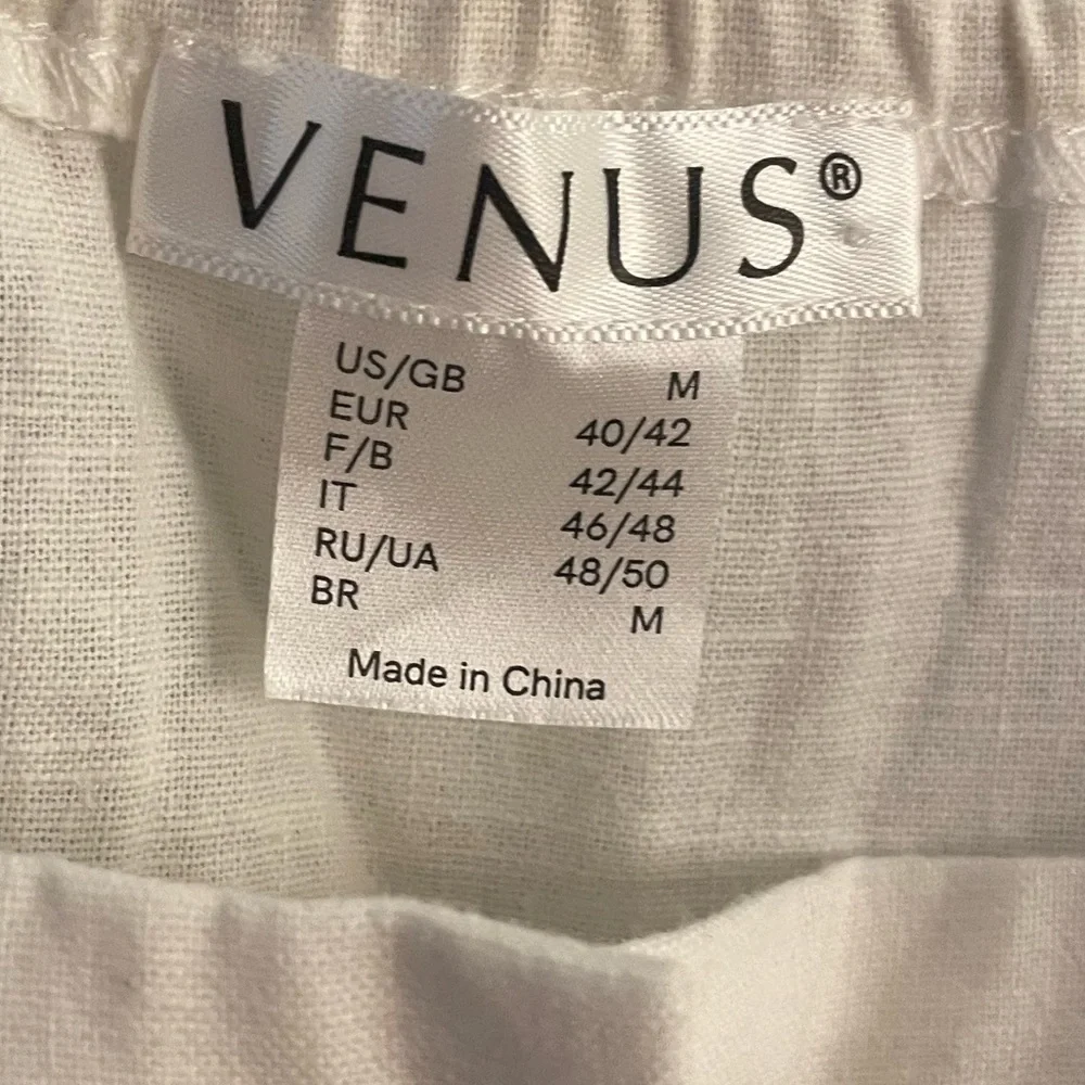 White sleeveless top with adjustable waist and button detailing from Venus - Picture 5 of 7